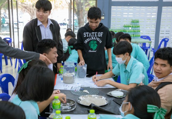 ภาพกิจกรรม   คณะวิทยาศาสตร์และเทคโนโลยี จัดค่ายวิทยาศาสตร์สัญจร ปีการศึกษา 2566  โรงเรียนลานกระบือวิทยา