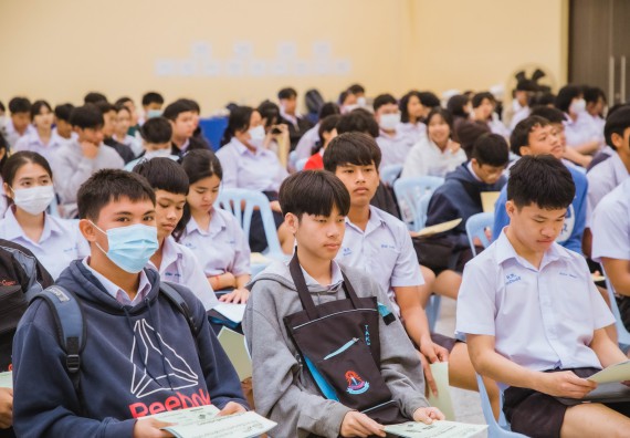 ภาพกิจกรรม  คณะวิทยาศาสตร์และเทคโนโลยี ร่วมกับโรงเรียนตากพิทยาคม จัดโครงการการจัดการเรียนการสอนวิชาวิทยาศาสตร์ คณิตศาสตร์ และคอมพิวเตอร์ โดยใช้ภาษาอังกฤษเป็นสื่อ (EIS: English for Integrated Studies)