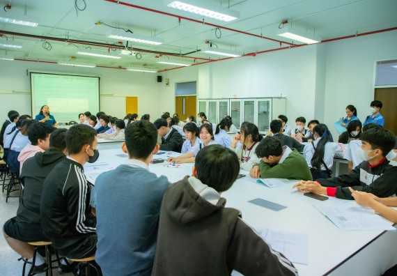 ภาพกิจกรรม  คณะวิทยาศาสตร์และเทคโนโลยี ร่วมกับโรงเรียนตากพิทยาคม จัดโครงการการจัดการเรียนการสอนวิชาวิทยาศาสตร์ คณิตศาสตร์ และคอมพิวเตอร์ โดยใช้ภาษาอังกฤษเป็นสื่อ (EIS: English for Integrated Studies)