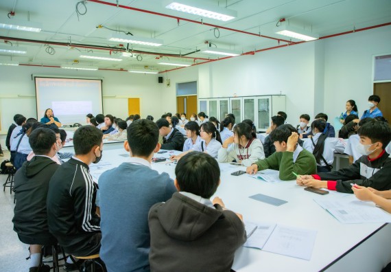 ภาพกิจกรรม  คณะวิทยาศาสตร์และเทคโนโลยี ร่วมกับโรงเรียนตากพิทยาคม จัดโครงการการจัดการเรียนการสอนวิชาวิทยาศาสตร์ คณิตศาสตร์ และคอมพิวเตอร์ โดยใช้ภาษาอังกฤษเป็นสื่อ (EIS: English for Integrated Studies)