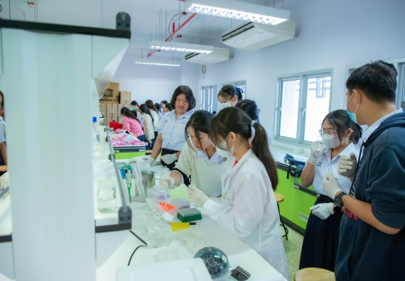 ภาพกิจกรรม  คณะวิทยาศาสตร์และเทคโนโลยี ร่วมกับโรงเรียนตากพิทยาคม จัดโครงการการจัดการเรียนการสอนวิชาวิทยาศาสตร์ คณิตศาสตร์ และคอมพิวเตอร์ โดยใช้ภาษาอังกฤษเป็นสื่อ (EIS: English for Integrated Studies)