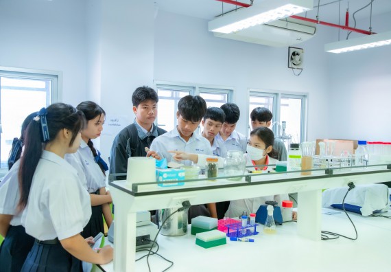 ภาพกิจกรรม  คณะวิทยาศาสตร์และเทคโนโลยี ร่วมกับโรงเรียนตากพิทยาคม จัดโครงการการจัดการเรียนการสอนวิชาวิทยาศาสตร์ คณิตศาสตร์ และคอมพิวเตอร์ โดยใช้ภาษาอังกฤษเป็นสื่อ (EIS: English for Integrated Studies)