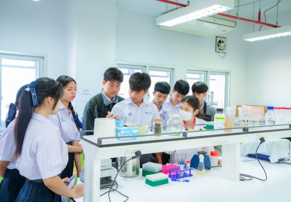 ภาพกิจกรรม  คณะวิทยาศาสตร์และเทคโนโลยี ร่วมกับโรงเรียนตากพิทยาคม จัดโครงการการจัดการเรียนการสอนวิชาวิทยาศาสตร์ คณิตศาสตร์ และคอมพิวเตอร์ โดยใช้ภาษาอังกฤษเป็นสื่อ (EIS: English for Integrated Studies)