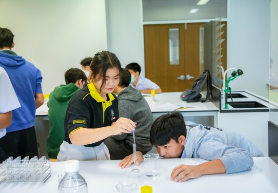 ภาพกิจกรรม  คณะวิทยาศาสตร์และเทคโนโลยี ร่วมกับโรงเรียนตากพิทยาคม จัดโครงการการจัดการเรียนการสอนวิชาวิทยาศาสตร์ คณิตศาสตร์ และคอมพิวเตอร์ โดยใช้ภาษาอังกฤษเป็นสื่อ (EIS: English for Integrated Studies)