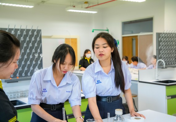 ภาพกิจกรรม  คณะวิทยาศาสตร์และเทคโนโลยี ร่วมกับโรงเรียนตากพิทยาคม จัดโครงการการจัดการเรียนการสอนวิชาวิทยาศาสตร์ คณิตศาสตร์ และคอมพิวเตอร์ โดยใช้ภาษาอังกฤษเป็นสื่อ (EIS: English for Integrated Studies)