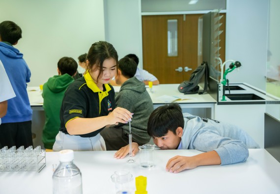 ภาพกิจกรรม  คณะวิทยาศาสตร์และเทคโนโลยี ร่วมกับโรงเรียนตากพิทยาคม จัดโครงการการจัดการเรียนการสอนวิชาวิทยาศาสตร์ คณิตศาสตร์ และคอมพิวเตอร์ โดยใช้ภาษาอังกฤษเป็นสื่อ (EIS: English for Integrated Studies)