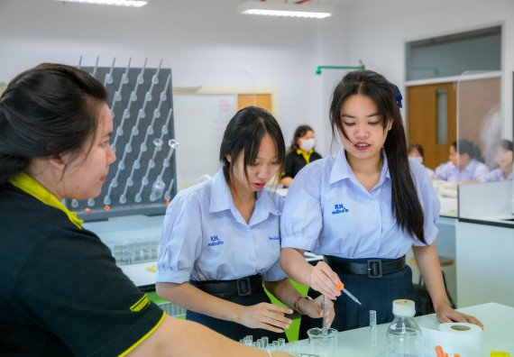 ภาพกิจกรรม  คณะวิทยาศาสตร์และเทคโนโลยี ร่วมกับโรงเรียนตากพิทยาคม จัดโครงการการจัดการเรียนการสอนวิชาวิทยาศาสตร์ คณิตศาสตร์ และคอมพิวเตอร์ โดยใช้ภาษาอังกฤษเป็นสื่อ (EIS: English for Integrated Studies)