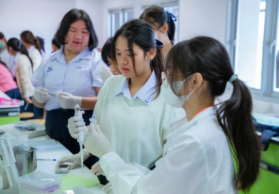 ภาพกิจกรรม  คณะวิทยาศาสตร์และเทคโนโลยี ร่วมกับโรงเรียนตากพิทยาคม จัดโครงการการจัดการเรียนการสอนวิชาวิทยาศาสตร์ คณิตศาสตร์ และคอมพิวเตอร์ โดยใช้ภาษาอังกฤษเป็นสื่อ (EIS: English for Integrated Studies)