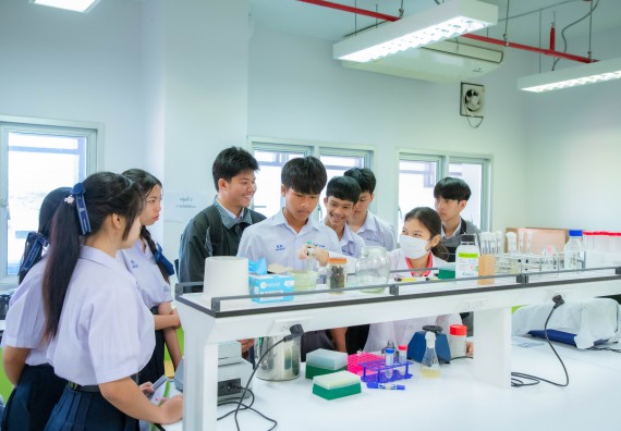 ภาพกิจกรรม  คณะวิทยาศาสตร์และเทคโนโลยี ร่วมกับโรงเรียนตากพิทยาคม จัดโครงการการจัดการเรียนการสอนวิชาวิทยาศาสตร์ คณิตศาสตร์ และคอมพิวเตอร์ โดยใช้ภาษาอังกฤษเป็นสื่อ (EIS: English for Integrated Studies)