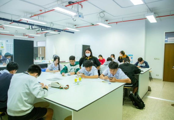 ภาพกิจกรรม  คณะวิทยาศาสตร์และเทคโนโลยี ร่วมกับโรงเรียนตากพิทยาคม จัดโครงการการจัดการเรียนการสอนวิชาวิทยาศาสตร์ คณิตศาสตร์ และคอมพิวเตอร์ โดยใช้ภาษาอังกฤษเป็นสื่อ (EIS: English for Integrated Studies)