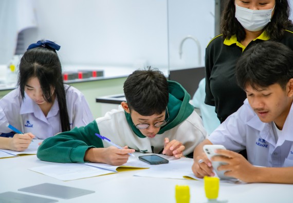 ภาพกิจกรรม  คณะวิทยาศาสตร์และเทคโนโลยี ร่วมกับโรงเรียนตากพิทยาคม จัดโครงการการจัดการเรียนการสอนวิชาวิทยาศาสตร์ คณิตศาสตร์ และคอมพิวเตอร์ โดยใช้ภาษาอังกฤษเป็นสื่อ (EIS: English for Integrated Studies)