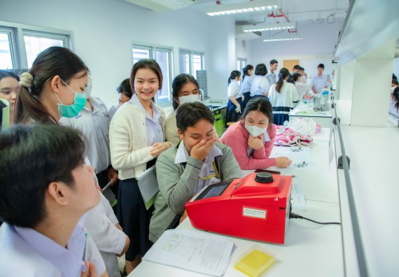ภาพกิจกรรม  คณะวิทยาศาสตร์และเทคโนโลยี ร่วมกับโรงเรียนตากพิทยาคม จัดโครงการการจัดการเรียนการสอนวิชาวิทยาศาสตร์ คณิตศาสตร์ และคอมพิวเตอร์ โดยใช้ภาษาอังกฤษเป็นสื่อ (EIS: English for Integrated Studies)
