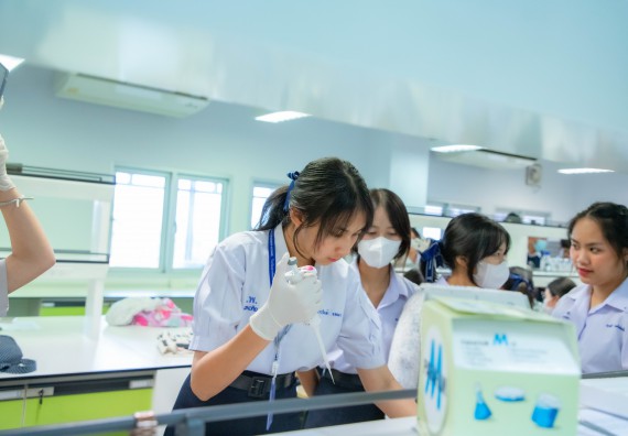 ภาพกิจกรรม  คณะวิทยาศาสตร์และเทคโนโลยี ร่วมกับโรงเรียนตากพิทยาคม จัดโครงการการจัดการเรียนการสอนวิชาวิทยาศาสตร์ คณิตศาสตร์ และคอมพิวเตอร์ โดยใช้ภาษาอังกฤษเป็นสื่อ (EIS: English for Integrated Studies)