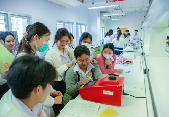 ภาพกิจกรรม  คณะวิทยาศาสตร์และเทคโนโลยี ร่วมกับโรงเรียนตากพิทยาคม จัดโครงการการจัดการเรียนการสอนวิชาวิทยาศาสตร์ คณิตศาสตร์ และคอมพิวเตอร์ โดยใช้ภาษาอังกฤษเป็นสื่อ (EIS: English for Integrated Studies)