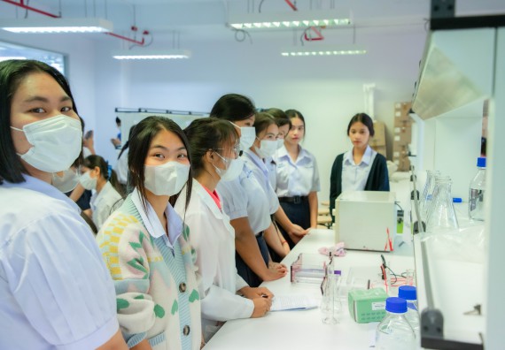 ภาพกิจกรรม  คณะวิทยาศาสตร์และเทคโนโลยี ร่วมกับโรงเรียนตากพิทยาคม จัดโครงการการจัดการเรียนการสอนวิชาวิทยาศาสตร์ คณิตศาสตร์ และคอมพิวเตอร์ โดยใช้ภาษาอังกฤษเป็นสื่อ (EIS: English for Integrated Studies)