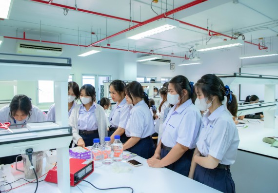 ภาพกิจกรรม  คณะวิทยาศาสตร์และเทคโนโลยี ร่วมกับโรงเรียนตากพิทยาคม จัดโครงการการจัดการเรียนการสอนวิชาวิทยาศาสตร์ คณิตศาสตร์ และคอมพิวเตอร์ โดยใช้ภาษาอังกฤษเป็นสื่อ (EIS: English for Integrated Studies)