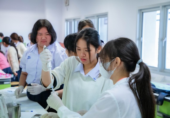 ภาพกิจกรรม  คณะวิทยาศาสตร์และเทคโนโลยี ร่วมกับโรงเรียนตากพิทยาคม จัดโครงการการจัดการเรียนการสอนวิชาวิทยาศาสตร์ คณิตศาสตร์ และคอมพิวเตอร์ โดยใช้ภาษาอังกฤษเป็นสื่อ (EIS: English for Integrated Studies)