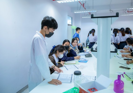 ภาพกิจกรรม  คณะวิทยาศาสตร์และเทคโนโลยี ร่วมกับโรงเรียนตากพิทยาคม จัดโครงการการจัดการเรียนการสอนวิชาวิทยาศาสตร์ คณิตศาสตร์ และคอมพิวเตอร์ โดยใช้ภาษาอังกฤษเป็นสื่อ (EIS: English for Integrated Studies)