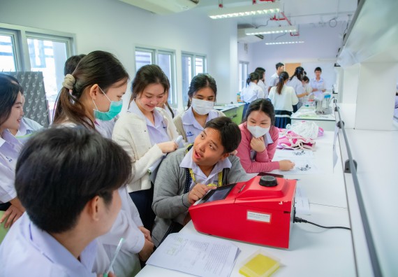 ภาพกิจกรรม  คณะวิทยาศาสตร์และเทคโนโลยี ร่วมกับโรงเรียนตากพิทยาคม จัดโครงการการจัดการเรียนการสอนวิชาวิทยาศาสตร์ คณิตศาสตร์ และคอมพิวเตอร์ โดยใช้ภาษาอังกฤษเป็นสื่อ (EIS: English for Integrated Studies)