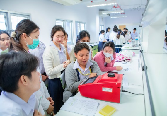 ภาพกิจกรรม  คณะวิทยาศาสตร์และเทคโนโลยี ร่วมกับโรงเรียนตากพิทยาคม จัดโครงการการจัดการเรียนการสอนวิชาวิทยาศาสตร์ คณิตศาสตร์ และคอมพิวเตอร์ โดยใช้ภาษาอังกฤษเป็นสื่อ (EIS: English for Integrated Studies)
