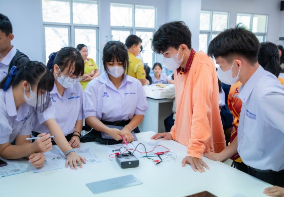 ภาพกิจกรรม  คณะวิทยาศาสตร์และเทคโนโลยี ร่วมกับโรงเรียนตากพิทยาคม จัดโครงการการจัดการเรียนการสอนวิชาวิทยาศาสตร์ คณิตศาสตร์ และคอมพิวเตอร์ โดยใช้ภาษาอังกฤษเป็นสื่อ (EIS: English for Integrated Studies)