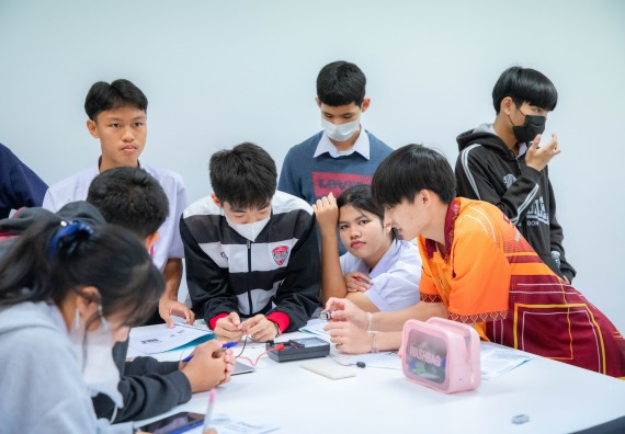 ภาพกิจกรรม  คณะวิทยาศาสตร์และเทคโนโลยี ร่วมกับโรงเรียนตากพิทยาคม จัดโครงการการจัดการเรียนการสอนวิชาวิทยาศาสตร์ คณิตศาสตร์ และคอมพิวเตอร์ โดยใช้ภาษาอังกฤษเป็นสื่อ (EIS: English for Integrated Studies)