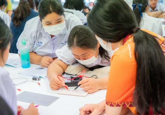 ภาพกิจกรรม  คณะวิทยาศาสตร์และเทคโนโลยี ร่วมกับโรงเรียนตากพิทยาคม จัดโครงการการจัดการเรียนการสอนวิชาวิทยาศาสตร์ คณิตศาสตร์ และคอมพิวเตอร์ โดยใช้ภาษาอังกฤษเป็นสื่อ (EIS: English for Integrated Studies)