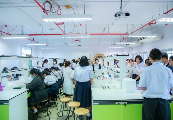 ภาพกิจกรรม  คณะวิทยาศาสตร์และเทคโนโลยี ร่วมกับโรงเรียนตากพิทยาคม จัดโครงการการจัดการเรียนการสอนวิชาวิทยาศาสตร์ คณิตศาสตร์ และคอมพิวเตอร์ โดยใช้ภาษาอังกฤษเป็นสื่อ (EIS: English for Integrated Studies)