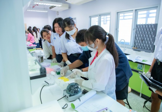 ภาพกิจกรรม  คณะวิทยาศาสตร์และเทคโนโลยี ร่วมกับโรงเรียนตากพิทยาคม จัดโครงการการจัดการเรียนการสอนวิชาวิทยาศาสตร์ คณิตศาสตร์ และคอมพิวเตอร์ โดยใช้ภาษาอังกฤษเป็นสื่อ (EIS: English for Integrated Studies)