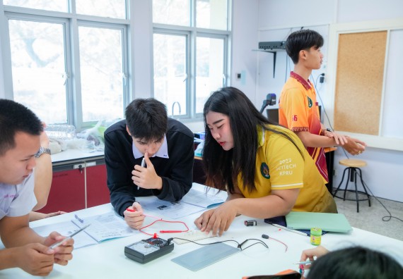 ภาพกิจกรรม  คณะวิทยาศาสตร์และเทคโนโลยี ร่วมกับโรงเรียนตากพิทยาคม จัดโครงการการจัดการเรียนการสอนวิชาวิทยาศาสตร์ คณิตศาสตร์ และคอมพิวเตอร์ โดยใช้ภาษาอังกฤษเป็นสื่อ (EIS: English for Integrated Studies)