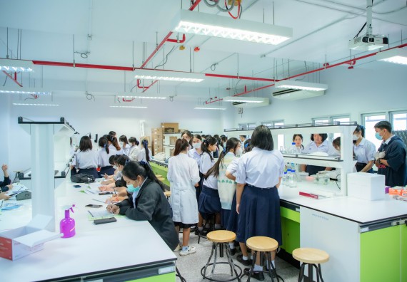 ภาพกิจกรรม  คณะวิทยาศาสตร์และเทคโนโลยี ร่วมกับโรงเรียนตากพิทยาคม จัดโครงการการจัดการเรียนการสอนวิชาวิทยาศาสตร์ คณิตศาสตร์ และคอมพิวเตอร์ โดยใช้ภาษาอังกฤษเป็นสื่อ (EIS: English for Integrated Studies)