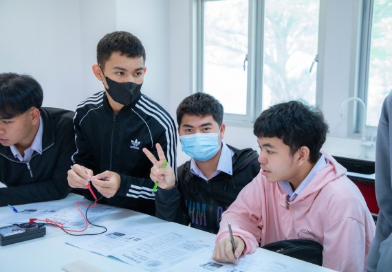 ภาพกิจกรรม  คณะวิทยาศาสตร์และเทคโนโลยี ร่วมกับโรงเรียนตากพิทยาคม จัดโครงการการจัดการเรียนการสอนวิชาวิทยาศาสตร์ คณิตศาสตร์ และคอมพิวเตอร์ โดยใช้ภาษาอังกฤษเป็นสื่อ (EIS: English for Integrated Studies)