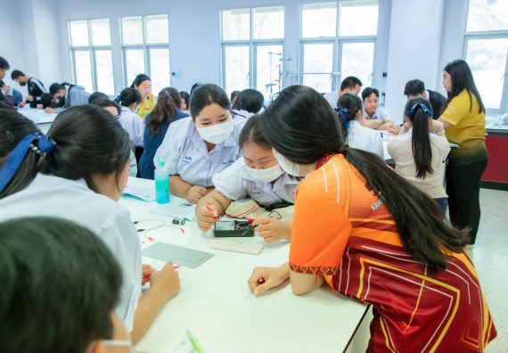 ภาพกิจกรรม  คณะวิทยาศาสตร์และเทคโนโลยี ร่วมกับโรงเรียนตากพิทยาคม จัดโครงการการจัดการเรียนการสอนวิชาวิทยาศาสตร์ คณิตศาสตร์ และคอมพิวเตอร์ โดยใช้ภาษาอังกฤษเป็นสื่อ (EIS: English for Integrated Studies)