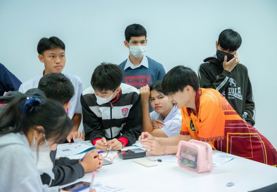 ภาพกิจกรรม  คณะวิทยาศาสตร์และเทคโนโลยี ร่วมกับโรงเรียนตากพิทยาคม จัดโครงการการจัดการเรียนการสอนวิชาวิทยาศาสตร์ คณิตศาสตร์ และคอมพิวเตอร์ โดยใช้ภาษาอังกฤษเป็นสื่อ (EIS: English for Integrated Studies)