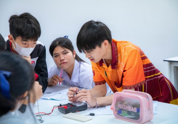 ภาพกิจกรรม  คณะวิทยาศาสตร์และเทคโนโลยี ร่วมกับโรงเรียนตากพิทยาคม จัดโครงการการจัดการเรียนการสอนวิชาวิทยาศาสตร์ คณิตศาสตร์ และคอมพิวเตอร์ โดยใช้ภาษาอังกฤษเป็นสื่อ (EIS: English for Integrated Studies)