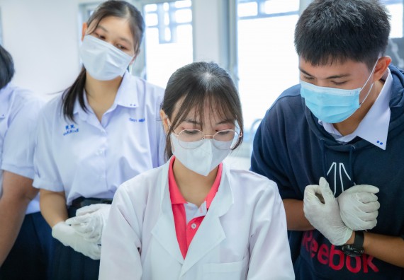 ภาพกิจกรรม  คณะวิทยาศาสตร์และเทคโนโลยี ร่วมกับโรงเรียนตากพิทยาคม จัดโครงการการจัดการเรียนการสอนวิชาวิทยาศาสตร์ คณิตศาสตร์ และคอมพิวเตอร์ โดยใช้ภาษาอังกฤษเป็นสื่อ (EIS: English for Integrated Studies)