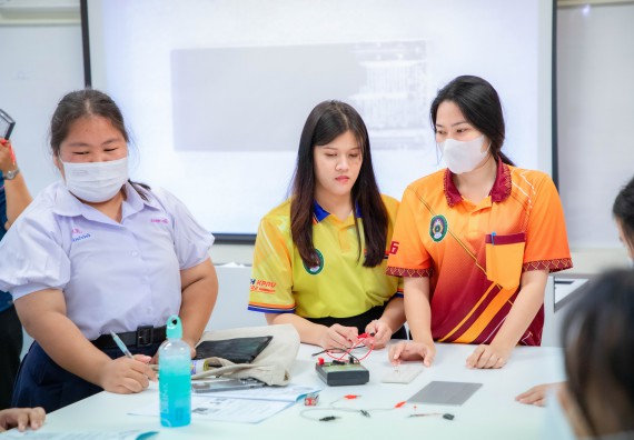 ภาพกิจกรรม  คณะวิทยาศาสตร์และเทคโนโลยี ร่วมกับโรงเรียนตากพิทยาคม จัดโครงการการจัดการเรียนการสอนวิชาวิทยาศาสตร์ คณิตศาสตร์ และคอมพิวเตอร์ โดยใช้ภาษาอังกฤษเป็นสื่อ (EIS: English for Integrated Studies)