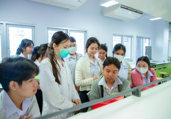 ภาพกิจกรรม  คณะวิทยาศาสตร์และเทคโนโลยี ร่วมกับโรงเรียนตากพิทยาคม จัดโครงการการจัดการเรียนการสอนวิชาวิทยาศาสตร์ คณิตศาสตร์ และคอมพิวเตอร์ โดยใช้ภาษาอังกฤษเป็นสื่อ (EIS: English for Integrated Studies)