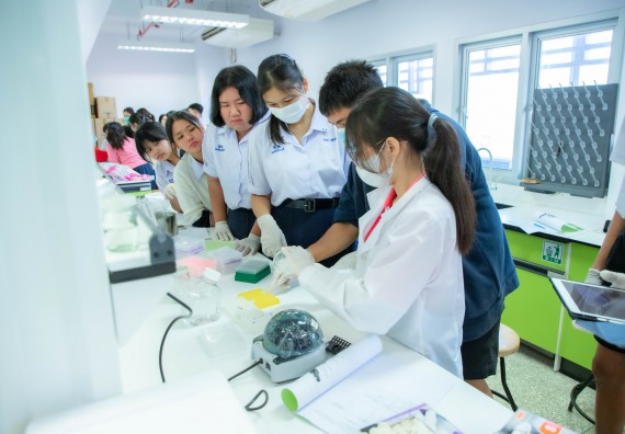 ภาพกิจกรรม  คณะวิทยาศาสตร์และเทคโนโลยี ร่วมกับโรงเรียนตากพิทยาคม จัดโครงการการจัดการเรียนการสอนวิชาวิทยาศาสตร์ คณิตศาสตร์ และคอมพิวเตอร์ โดยใช้ภาษาอังกฤษเป็นสื่อ (EIS: English for Integrated Studies)