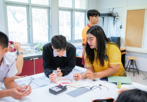 ภาพกิจกรรม  คณะวิทยาศาสตร์และเทคโนโลยี ร่วมกับโรงเรียนตากพิทยาคม จัดโครงการการจัดการเรียนการสอนวิชาวิทยาศาสตร์ คณิตศาสตร์ และคอมพิวเตอร์ โดยใช้ภาษาอังกฤษเป็นสื่อ (EIS: English for Integrated Studies)