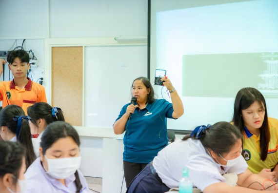 ภาพกิจกรรม  คณะวิทยาศาสตร์และเทคโนโลยี ร่วมกับโรงเรียนตากพิทยาคม จัดโครงการการจัดการเรียนการสอนวิชาวิทยาศาสตร์ คณิตศาสตร์ และคอมพิวเตอร์ โดยใช้ภาษาอังกฤษเป็นสื่อ (EIS: English for Integrated Studies)