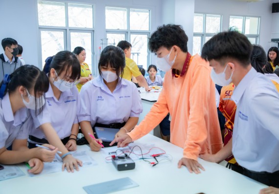 ภาพกิจกรรม  คณะวิทยาศาสตร์และเทคโนโลยี ร่วมกับโรงเรียนตากพิทยาคม จัดโครงการการจัดการเรียนการสอนวิชาวิทยาศาสตร์ คณิตศาสตร์ และคอมพิวเตอร์ โดยใช้ภาษาอังกฤษเป็นสื่อ (EIS: English for Integrated Studies)