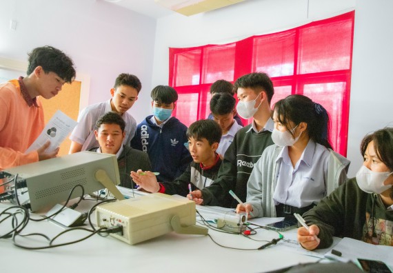 ภาพกิจกรรม  คณะวิทยาศาสตร์และเทคโนโลยี ร่วมกับโรงเรียนตากพิทยาคม จัดโครงการการจัดการเรียนการสอนวิชาวิทยาศาสตร์ คณิตศาสตร์ และคอมพิวเตอร์ โดยใช้ภาษาอังกฤษเป็นสื่อ (EIS: English for Integrated Studies)