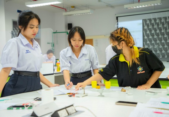 ภาพกิจกรรม  คณะวิทยาศาสตร์และเทคโนโลยี ร่วมกับโรงเรียนตากพิทยาคม จัดโครงการการจัดการเรียนการสอนวิชาวิทยาศาสตร์ คณิตศาสตร์ และคอมพิวเตอร์ โดยใช้ภาษาอังกฤษเป็นสื่อ (EIS: English for Integrated Studies)