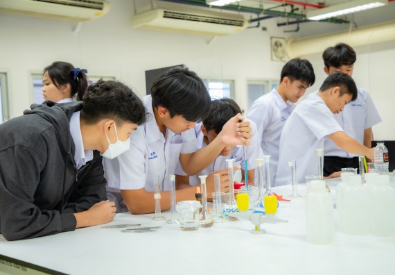 ภาพกิจกรรม  คณะวิทยาศาสตร์และเทคโนโลยี ร่วมกับโรงเรียนตากพิทยาคม จัดโครงการการจัดการเรียนการสอนวิชาวิทยาศาสตร์ คณิตศาสตร์ และคอมพิวเตอร์ โดยใช้ภาษาอังกฤษเป็นสื่อ (EIS: English for Integrated Studies)