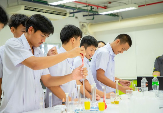 ภาพกิจกรรม  คณะวิทยาศาสตร์และเทคโนโลยี ร่วมกับโรงเรียนตากพิทยาคม จัดโครงการการจัดการเรียนการสอนวิชาวิทยาศาสตร์ คณิตศาสตร์ และคอมพิวเตอร์ โดยใช้ภาษาอังกฤษเป็นสื่อ (EIS: English for Integrated Studies)