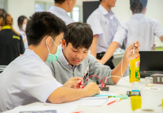 ภาพกิจกรรม  คณะวิทยาศาสตร์และเทคโนโลยี ร่วมกับโรงเรียนตากพิทยาคม จัดโครงการการจัดการเรียนการสอนวิชาวิทยาศาสตร์ คณิตศาสตร์ และคอมพิวเตอร์ โดยใช้ภาษาอังกฤษเป็นสื่อ (EIS: English for Integrated Studies)