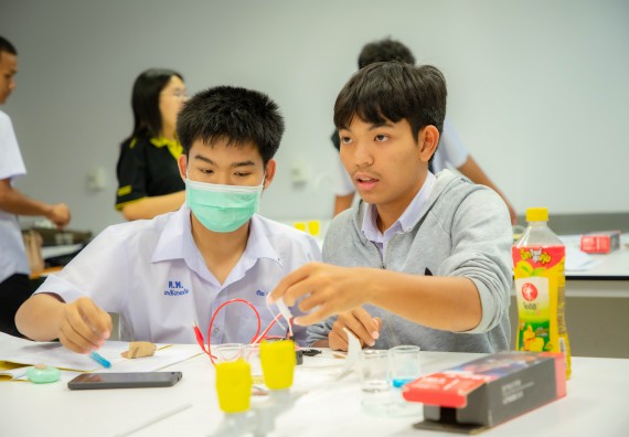 ภาพกิจกรรม  คณะวิทยาศาสตร์และเทคโนโลยี ร่วมกับโรงเรียนตากพิทยาคม จัดโครงการการจัดการเรียนการสอนวิชาวิทยาศาสตร์ คณิตศาสตร์ และคอมพิวเตอร์ โดยใช้ภาษาอังกฤษเป็นสื่อ (EIS: English for Integrated Studies)