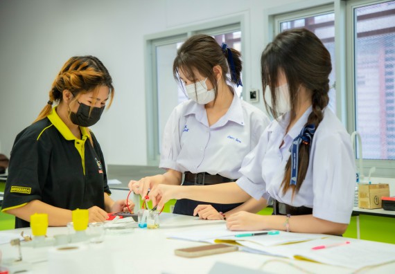 ภาพกิจกรรม  คณะวิทยาศาสตร์และเทคโนโลยี ร่วมกับโรงเรียนตากพิทยาคม จัดโครงการการจัดการเรียนการสอนวิชาวิทยาศาสตร์ คณิตศาสตร์ และคอมพิวเตอร์ โดยใช้ภาษาอังกฤษเป็นสื่อ (EIS: English for Integrated Studies)