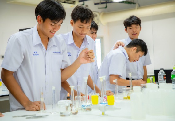 ภาพกิจกรรม  คณะวิทยาศาสตร์และเทคโนโลยี ร่วมกับโรงเรียนตากพิทยาคม จัดโครงการการจัดการเรียนการสอนวิชาวิทยาศาสตร์ คณิตศาสตร์ และคอมพิวเตอร์ โดยใช้ภาษาอังกฤษเป็นสื่อ (EIS: English for Integrated Studies)